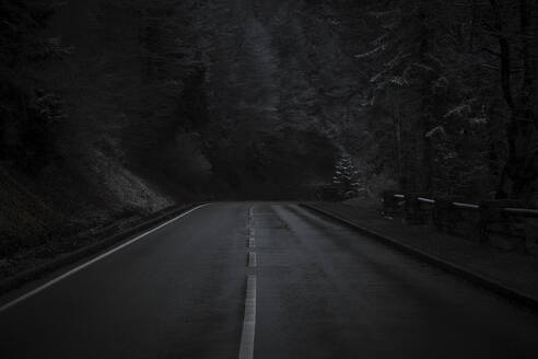 Leere Autobahn bei Nacht - MRF02488