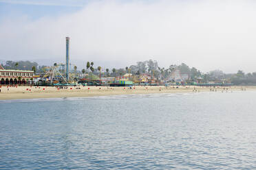 USA, California, Santa Cruz, Amusement park on sandy beach seen from Municipal Wharf - BRF01510