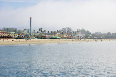 USA, Kalifornien, Santa Cruz, Vergnügungspark am Sandstrand von der Municipal Wharf aus gesehen - BRF01510