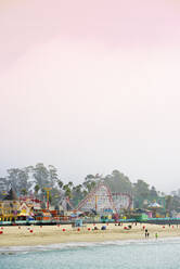 USA, California, Santa Cruz, Amusement park on sandy beach seen from Municipal Wharf - BRF01511
