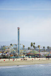 USA, Kalifornien, Santa Cruz, Vergnügungspark am Sandstrand von der Municipal Wharf aus gesehen - BRF01512