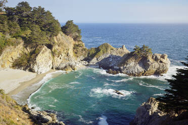 USA, Kalifornien, Big Sur, Julia Pfeiffer Burns State Park mit den malerischen McWay Falls - BRF01516