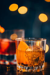 Alkohol Old-Fashioned-Cocktail mit Whiskey und Bitters, garniert mit Orangenscheibe und Eiswürfel, serviert im Glas - ADSF22453