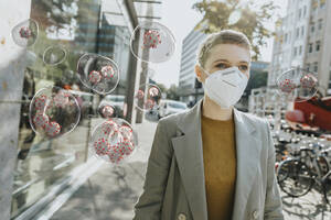 Frau mit Schutzmaske inmitten des COVID-19-Virus in der Stadt - LIFIF00015