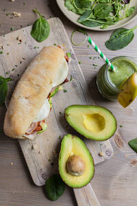 Von oben Panini aus Pute und Avocado mit Detox-Veggie-Smoothie - ADSF22507