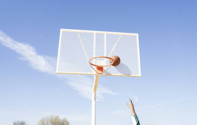 Junger Mann spielt Basketball auf dem Platz - JCCMF01725