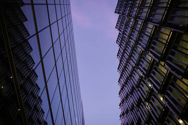 UK, London, Niedriger Blickwinkel von Wolkenkratzern - ASGF00148