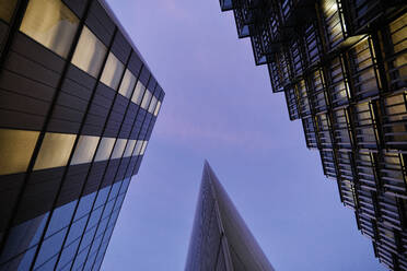 UK, London, Niedriger Blickwinkel von Wolkenkratzern - ASGF00152