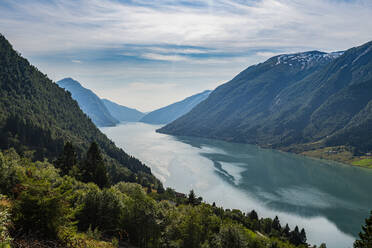 Norwegen, Aurland, Blick von oben auf den Aurlandsfjord - RUNF04226