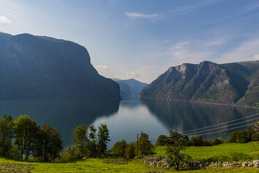 Norwegen, Aurland, Berge spiegeln sich im ruhigen Wasser des Aurlandsfjordes - RUNF04228