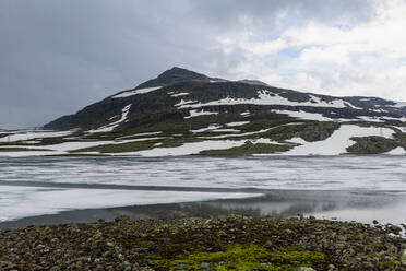 Norway, Aurland, Mountain lake in Aurland plateau - RUNF04234