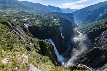 Aussicht auf das Tal Mabodalen und den Wasserfall Voringfossen - RUNF04240