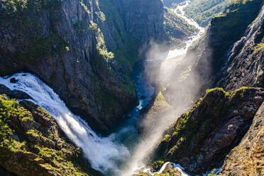 Aussicht auf das Tal Mabodalen und den Wasserfall Voringfossen - RUNF04241