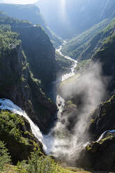 Aussicht auf das Tal Mabodalen und den Wasserfall Voringfossen - RUNF04242