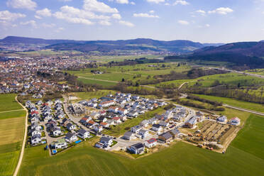 Deutschland, Baden Württemberg, Sussen, Luftaufnahme eines modernen Wohnviertels mit Photovoltaikanlage - WDF06571