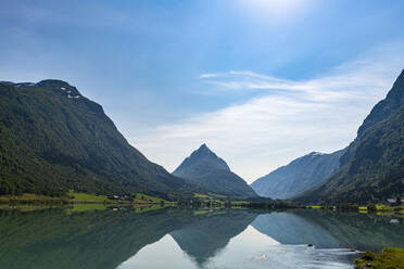 Norway, Byrkjelo, Mountains reflecting in Bergheimsvatnet lake - RUNF04243