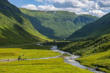 Norwegen, Skei, Wilder Fluss in grünem Tal - RUNF04246