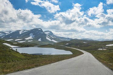 Norwegen, Skei, Straße, die durch eine Berglandschaft führt - RUNF04247