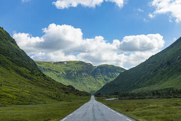 Norwegen, Skei, Straße, die durch eine Berglandschaft führt - RUNF04249