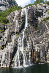 Kleiner Wasserfall, der über eine steile Klippe im Lysefjord plätschert - RUNF04252