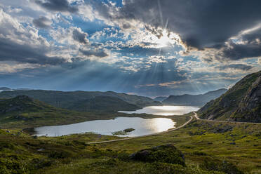 Norwegen, Setesdalen, Sonne bricht durch die Wolken über dem See - RUNF04256