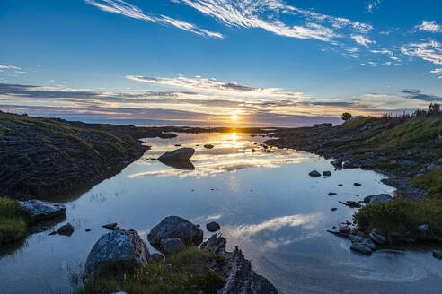 Norwegen, Vega-Archipel, Sonnenuntergang über dem Unesco-Welterbe - RUNF04260