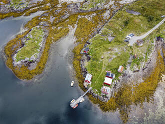 Norwegen, Vega-Archipel, Luftaufnahme von Bootsschuppen an der zerklüfteten Küste des Unesco-Welterbes - RUNF04268