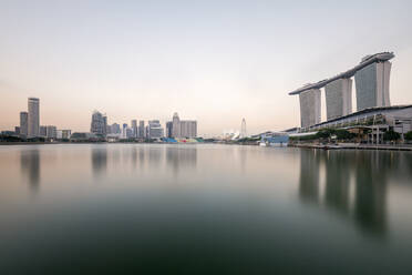 Singapore, Long exposure of Marina Bay at dusk with Marina Bay Sands resort in background - AHF00324