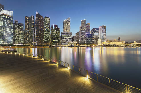 Singapore, Long exposure of Marina Bay at dusk with skyscrapers in background - AHF00325