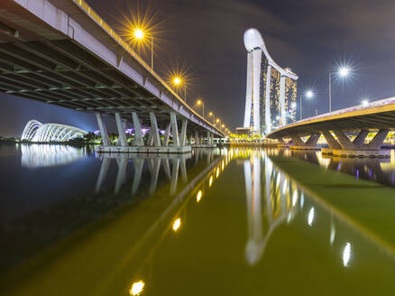 Singapur, Blick zwischen Bayfront Bridge und Benjamin Sheares Bridge bei Nacht mit Marina Bay Sands im Hintergrund - AHF00327