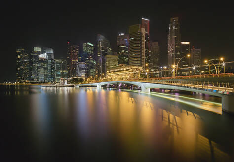 Singapur, Langzeitbelichtung der Marina Bay bei Nacht mit Jubilee Bridge und Wolkenkratzern im Hintergrund - AHF00328