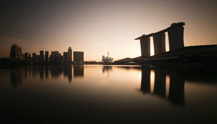 Singapore, Long exposure of Marina Bay at dawn with Marina Bay Sands resort in background - AHF00329