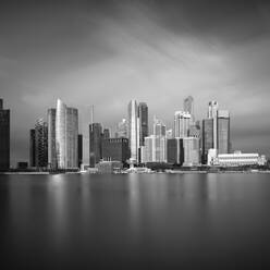 Singapur, Langzeitbelichtung der Marina Bay mit Wolkenkratzern im Hintergrund - AHF00330