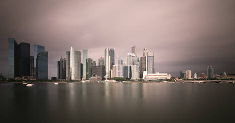 Singapur, Langzeitbelichtung der Marina Bay in der Abenddämmerung mit Wolkenkratzern im Hintergrund - AHF00331