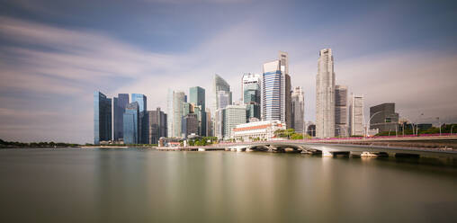 Singapur, Langzeitbelichtung der Marina Bay mit Jubilee Bridge und Wolkenkratzern im Hintergrund - AHF00332