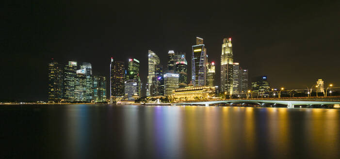Singapur, Langzeitbelichtung der Marina Bay bei Nacht mit Jubilee Bridge und Wolkenkratzern im Hintergrund - AHF00333