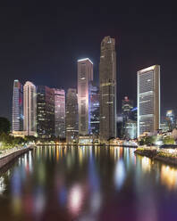 Singapur, Singapur-Fluss und Wolkenkratzer in der Innenstadt bei Nacht - AHF00336