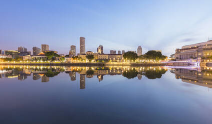 Singapur, Langzeitbelichtung von Gebäuden des Civic District, die sich in der Morgendämmerung im Singapore River spiegeln - AHF00338