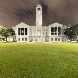 Singapur, Beleuchtete Fassade des Victoria Theatre und der Concert Hall bei Nacht - AHF00342