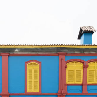 Singapur, Fensterläden eines bunten Hauses in Little India - AHF00344