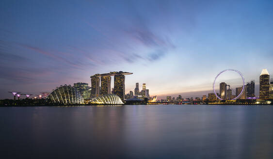 Singapur, Langzeitbelichtung der Marina Bay in der Abenddämmerung mit Marina Bay Sands Hotel und Singapore Flyer im Hintergrund - AHF00345