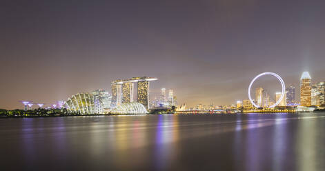 Singapur, Langzeitbelichtung von Marina Bay bei Nacht mit Marina Bay Sands Hotel und Singapore Flyer im Hintergrund - AHF00346