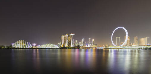 Singapur, Langzeitbelichtung von Marina Bay bei Nacht mit Marina Bay Sands Hotel und Singapore Flyer im Hintergrund - AHF00347