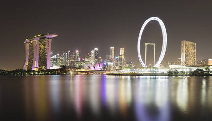 Singapur, Langzeitbelichtung von Marina Bay bei Nacht mit Marina Bay Sands Hotel und Singapore Flyer im Hintergrund - AHF00348