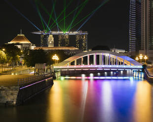 Singapur, Elgin Bridge bei Nacht mit Marina Bay Sands im Hintergrund - AHF00357