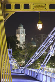 Singapur, Cavenagh-Brücke bei Nacht mit Uhrenturm des Victoria Theatre und der Concert Hall im Hintergrund - AHF00359