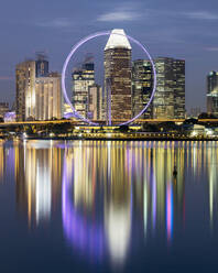 Singapur, Langzeitbelichtung der Marina Bay in der Abenddämmerung mit dem Singapore Flyer und den Wolkenkratzern der Innenstadt im Hintergrund - AHF00361