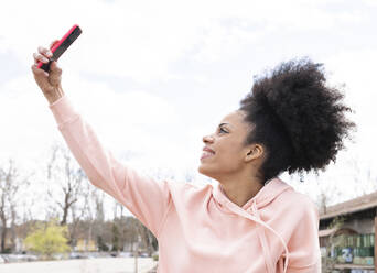 Frau nimmt Selfie durch Smartphone im Freien - JCCMF01754