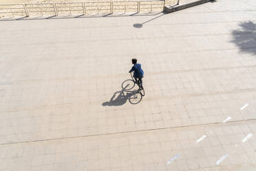 Mann fährt Fahrrad auf der Promenade an einem sonnigen Tag - AFVF08502