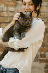 Smiling woman with Chartreux cat - VABF04315